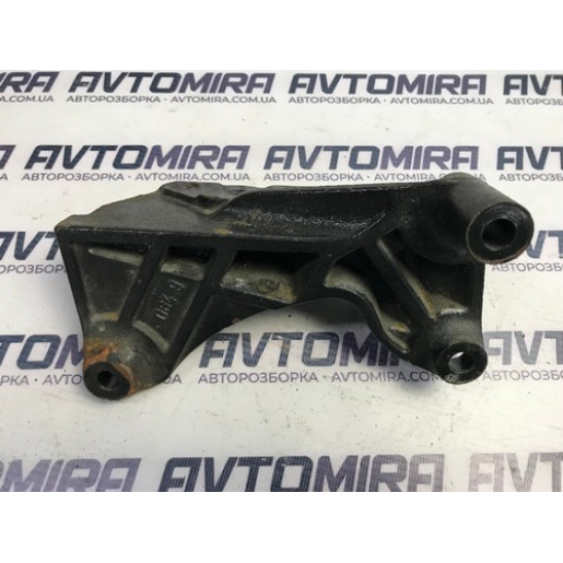 Кронштейн двигуна правий Opel Zafira B 1.6 16V 2005-2011 13189381